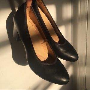 naturalizer black pumps / court heels
